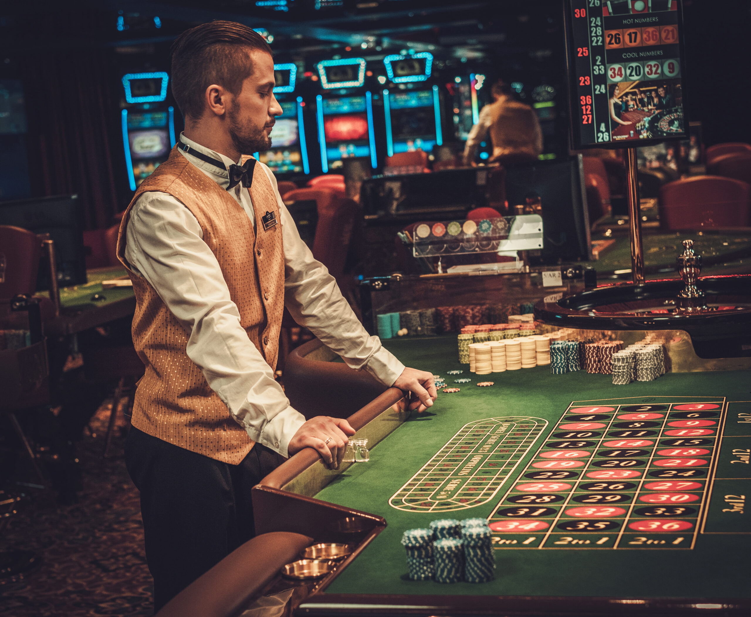 Brindar atención al cliente que lleva a cabo juegos y sorteos con cruce de apuestas en establecimientos autorizados