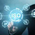 Mano-de-hombre-tocando-el-logo-de-ISO