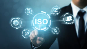 Mano-de-hombre-tocando-el-logo-de-ISO