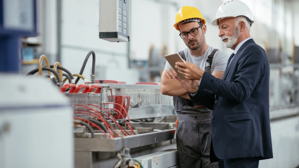 Hombres-con-casco-revisando-temas-de-trabajo