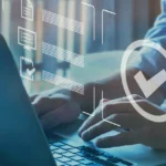 Manos-de-hombre-en-computadora