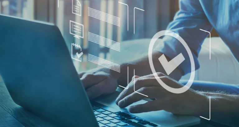 Manos-de-hombre-en-computadora