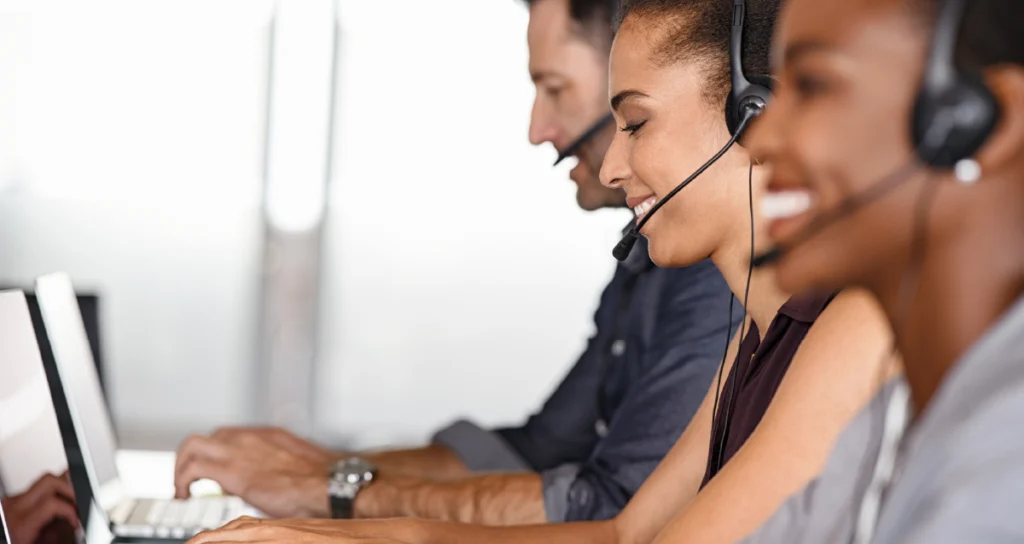 Personas-trabajando-en-satisfacción-al-cliente