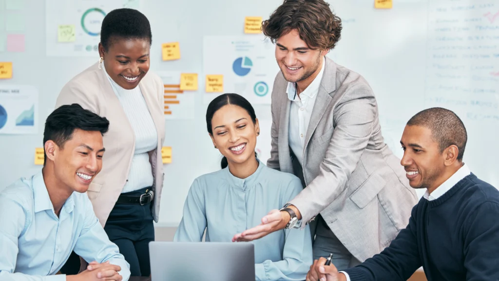 Equipo-de-trabajo-en-reunión-sonriendo